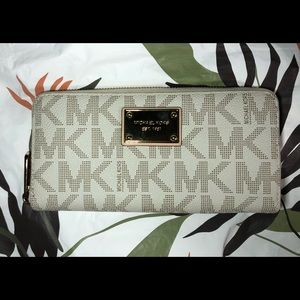 Michael Kors Vanilla Jet Set Continental Wallet